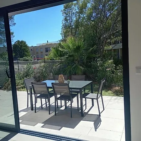 Charmante Neuve Au Bord De La Saint-Raphaël